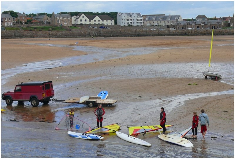 Am Strand von Ellie warten hartegsottene Schotten auf das Wasser.
(04.08.2008)