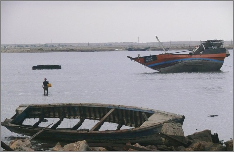 Das Klima scheint den Verfall noch zu beschleunigen. Bootsgerippe im Hafen von Massawa. (30.10.2008)