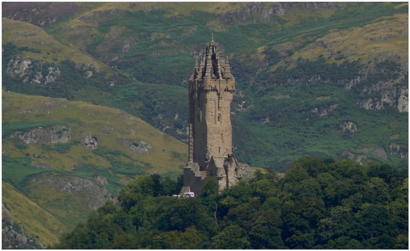 Der 70m hohe Turm des Wallace Monument in Stirling erinnert an eine Schlacht der Schotten gegen die verhassten Englnder im 15.Jahrhundert. (10.08.2008)