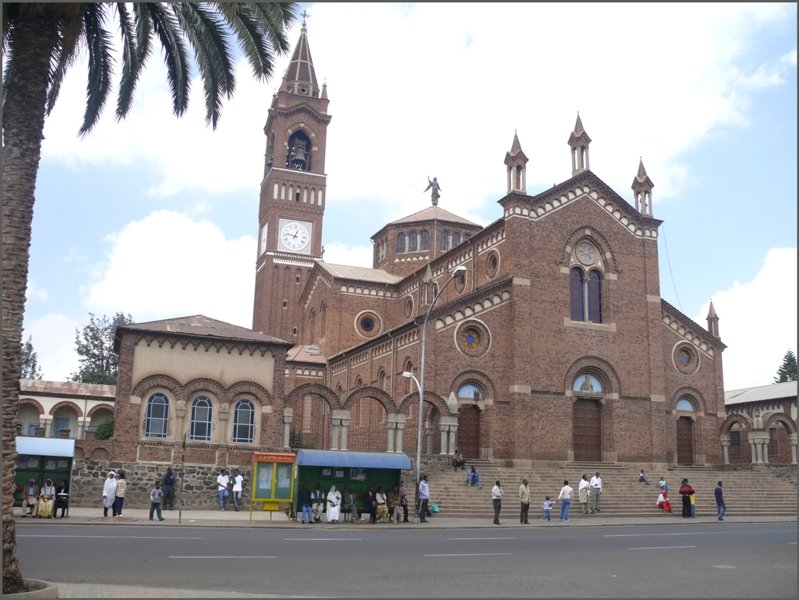 Der Kirchturm der Kathedrale berragt das Husermeer von Asmara unbersehbar. (26.10.2008)