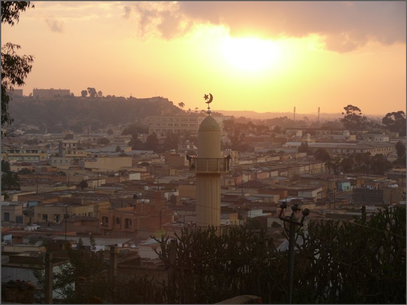 Die Sonne senkt sich ber ein Minaret in Eritreas Hauptstadt Asmara. (27.10.2008)