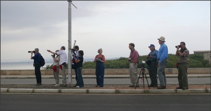 Eisenbahnfans auf dem usseren Causeway in Massawa, wo in wenigen Augenblicken ein  Runby  erfolgen wird. (30.10.2008)