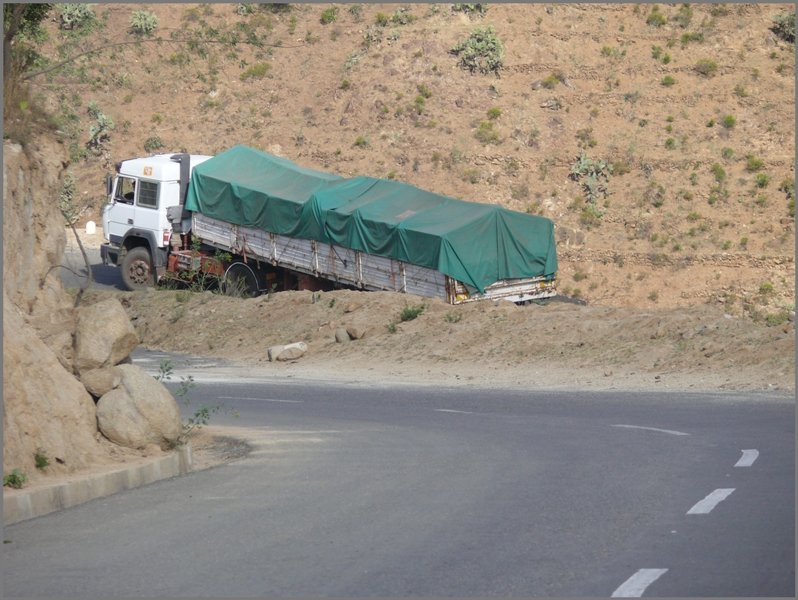 Im Schritttempo qulen sich die schwer beladenen Lastwagen die gut ausgebaute Strasse nach Asmara hoch. (31.10.2008)