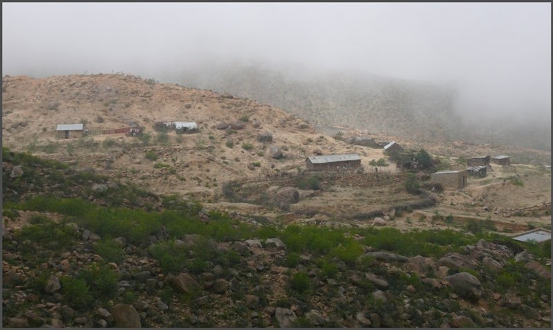 In der Gegend um Nefasit liegen viele grosse einzelne Felsbrocken, die manchmal fast nicht von den Husern zu unterscheiden sind. (29.10.2008)