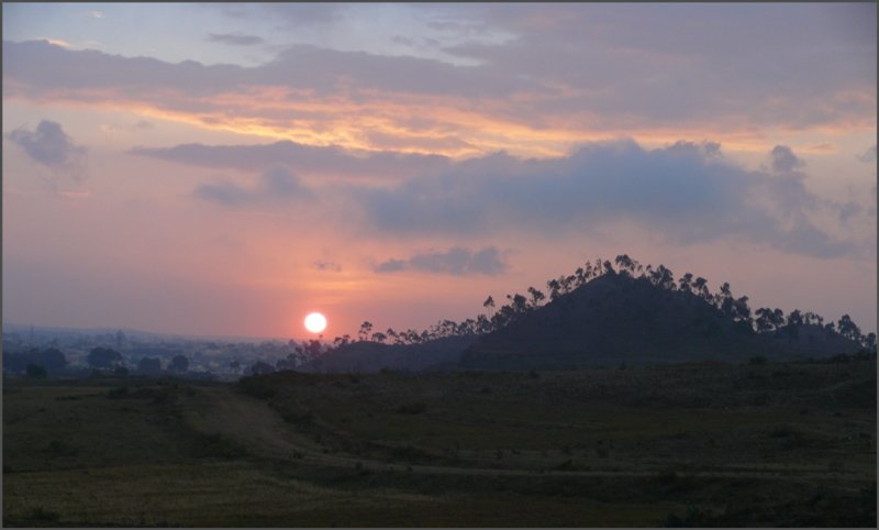 Sonnenuntergang ber Asmara, aufgenommen vom Zug bei der Rckfahrt vom Summit. (28.10.2008)