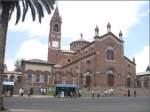 Der Kirchturm der Kathedrale berragt das Husermeer von Asmara unbersehbar.