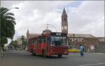 Die Linie 4 auf der Harnet Avenue vor der kath. Kathedrale Asmara. (26.10.2008)