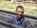 Inspektor fr die Unteransicht der Dampflok im Depot Asmara.