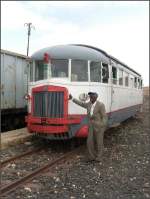 Personal/4632/er-ist-der-herr-ueber-seinen Er ist der Herr ber seinen Triebwagen. Bahnhof Mai Atal (30.10.2008)