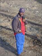 Ogbazghi Tombosi ist der unermdliche Organisator der Fotohalte und Koordinator zwischen Triebwagen und Dampfzug. (31.10.2008)