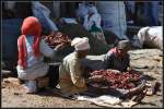 Medeber Recycling Market Asmara. Sortieren von Chilischoten ist Frauenarbeit. (28.01.2012)