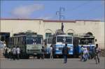 Strasse/3576/ueberlandbusse-werden-bepackt-und-dazu-gehoert berlandbusse werden bepackt und dazu gehrt auch das Dach. Asmara Busbahnhof. (26.10.2008)