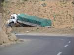Im Schritttempo qulen sich die schwer beladenen Lastwagen die gut ausgebaute Strasse nach Asmara hoch.