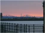 Abendstimmung ber dem Hafen von Newhaven/Edinburgh mit Blick zu den Forth Brcken. (03.08.2008)