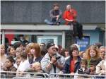Zuschauer am Umzug des Fringe Festivals in Edinburgh.
