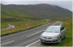 Auch mit einem Vauxhall Vectra lsst sich gut vorwrts kommen, wenn auch auf der linken Seite, hier in den Grampian Mountains.(05.08.2008)