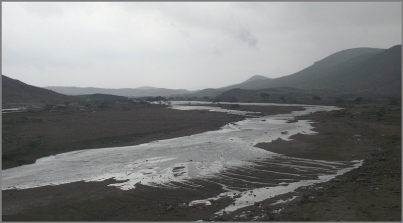 berall ist pltzlich Wasser und eine halbe Stunde spter steht es einen Meter hoch. Flusslauf kurz vor Massawa am Roten Meer. (29.10.2008)