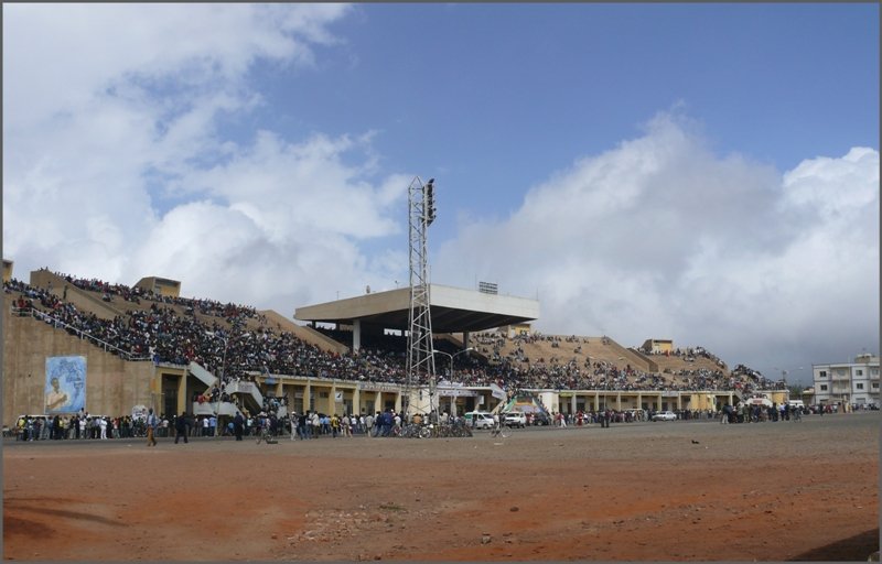 Zuschauer eines Strassenrennens mit Fahrrdern in Asmara. (26.10.2008)