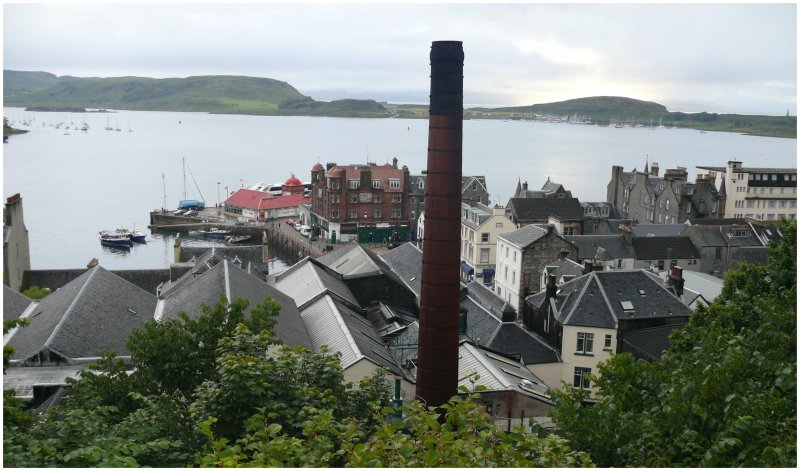 Aussicht vom Mc Craig Tower in Oban ber den Firth of Lorn. Das Kamin der Oban Distillery teilt das Bild in zwei Hlften. (09.08.2008)