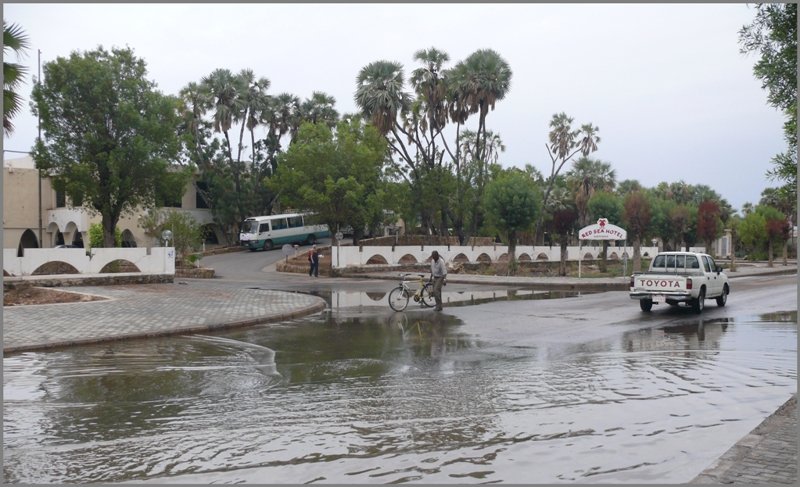 Das Wasser bleibt auf den Strassen der Hafenstadt Massawa liegen. (30.10.2008)