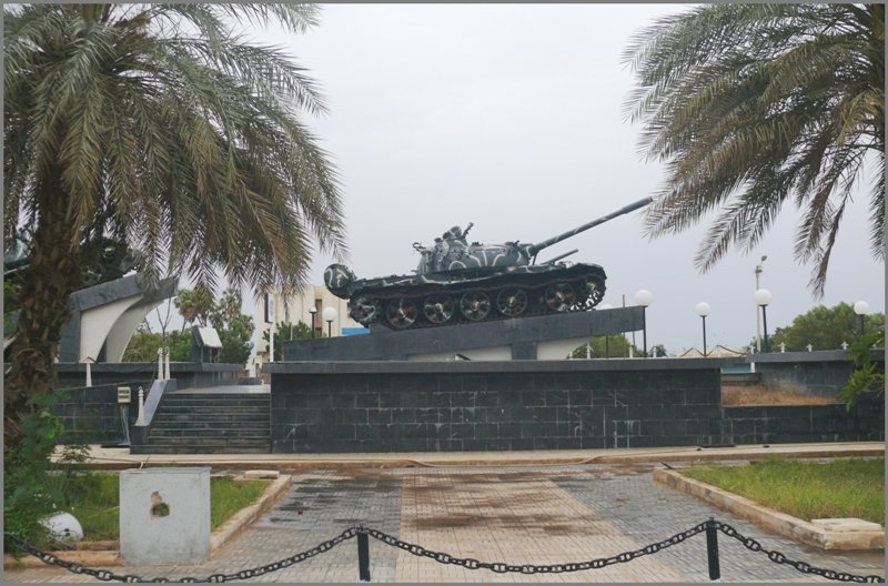 Die Eritreer sind sehr stolz ber den Sieg gegen die thiopier, denen sie hier drei dieser Panzer abgenommen haben. (30.10.2008)