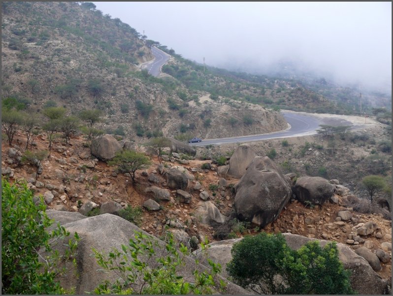 Die wichtigste Strasse des Landes, die P1 von der Hauptstadt Asmara 2350m /M. nach Massawa am Roten Meer bei Nefasit. (30.10.2008)
