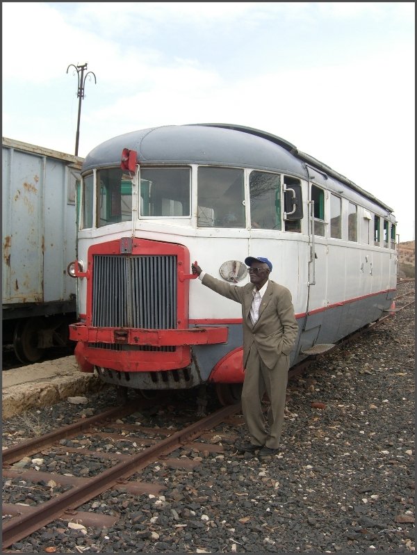Er ist der Herr ber seinen Triebwagen. Bahnhof Mai Atal (30.10.2008)