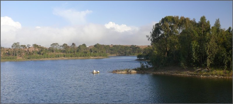 Knstlicher Wasserspeicher ausserhalb Asmaras und Brutgebiet zahlreicher Vogelarten. (27.10.2008)
