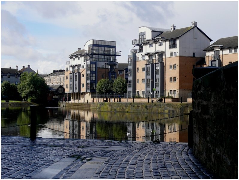 Neue Wohnbauten in einem alten Hafengebiet von Leith/Edinburgh. (03.08.2008)