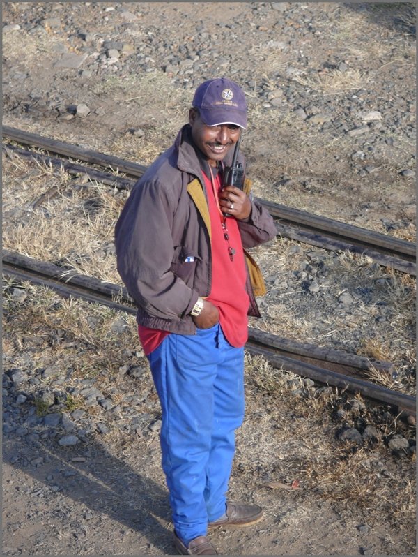 Ogbazghi Tombosi ist der unermdliche Organisator der Fotohalte und Koordinator zwischen Triebwagen und Dampfzug. (31.10.2008)
