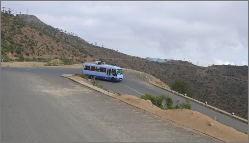 Privatautos sind hier wenige zu sehen, entweder sind es Lastwagen, oder diese Busse und ab und zu ein Radfahrer. Hauptstrasse oberhalb von Nefasit. (31.10.2008)