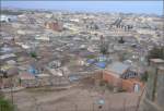 Blick ber die abendliche Hauptstadt Asmara mit den Slums unterhalb des Hgels. (27.10.2008)