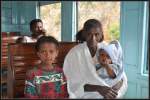 Mutter Tsegay mit Kindern. (02.02.2012)