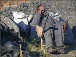 Mde vom Kohle sortieren wird die Schubkarre kuzerhand zweckentfremdet. Dampflokdepot Asmara. (28.10.2008)