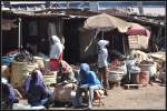Medeber Recycling Market Asmara. Sortieren von Chilischoten ist Frauenarbeit. (28.01.2012)