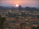 Sonnenuntergang ber den Dchern von Asmara.