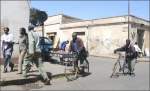 Ein beliebtes Fortbewegungsmittel in Asmara sind Fahrrder, oder man geht zu Fuss. (26.10.2008)