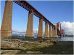Die gigantische Eisenbahnbrcke ber den Firth of Forth.