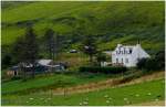 Eines dieser weit verstreuten, weissen Bauernhuser bei Kilmuir aud Skye. (07.08.2008)