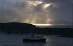 Die Sonne hat ein Loch gefunden ber dem Firth of Lorn und die Caledonian Ferry luft aus nach Mull.