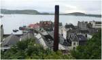 Aussicht vom Mc Craig Tower in Oban ber den Firth of Lorn. Das Kamin der Oban Distillery teilt das Bild in zwei Hlften. (09.08.2008)